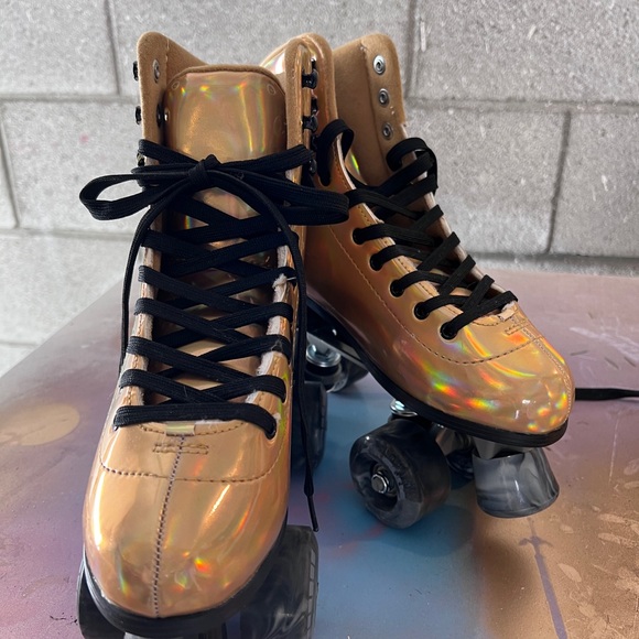 New gold holographic skates with pads - Picture 2 of 7